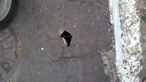 Moradores reclamam de buraco em rua da Santa Cruz-união