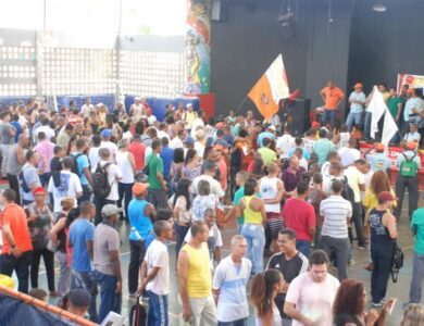 Servidores municipais realizam assembleia para debater paralisação