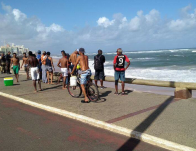 Banhista acaba de se afogar na praia de Amaralina, em Salvador.