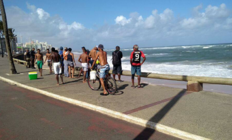 Banhista acaba de se afogar na praia de Amaralina, em Salvador.