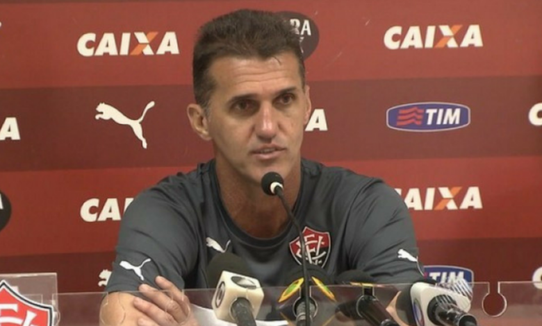 Vagner Mancini comanda treino no CT e faz observações para definição do time