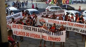 Torcedores do Vitória realizam manifestação contra o valor do IPTU em frente a câmara municipal de Salvador