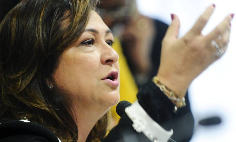 Após expulsão do PMDB, Kátia Abreu usa redes sociais para criticar Temer