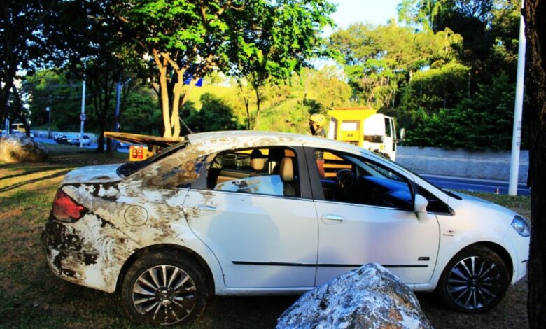 Carro cai em canal da Av Juracy Magalhães sentindo Iguatemi