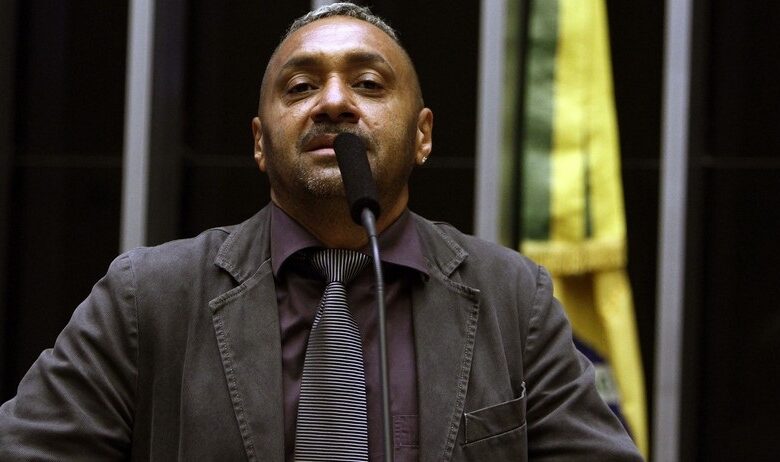 Em 1º e último discurso na Câmara, Tiririca diz sair envergonhado