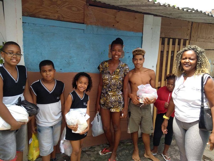 Escola Tia Gil promoveu ação social para moradores do Pé Preto2
