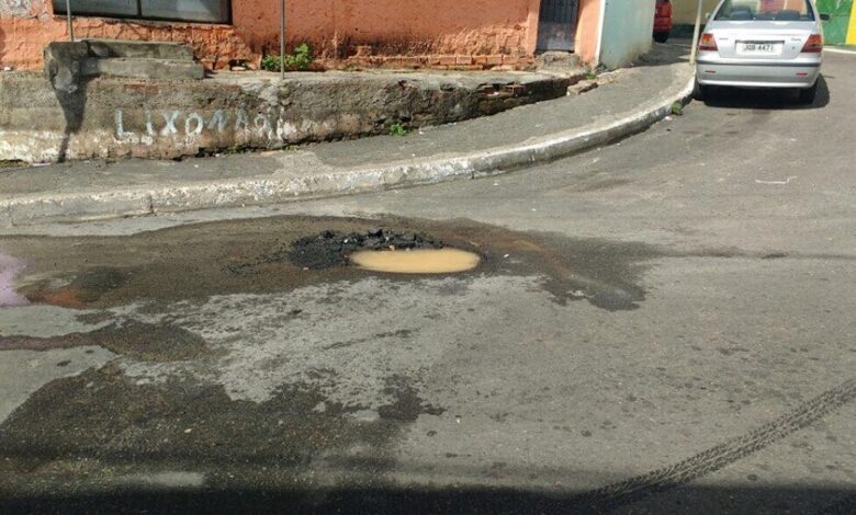 Moradores da Rua 11 de Novembro reclamam de buraco na via1