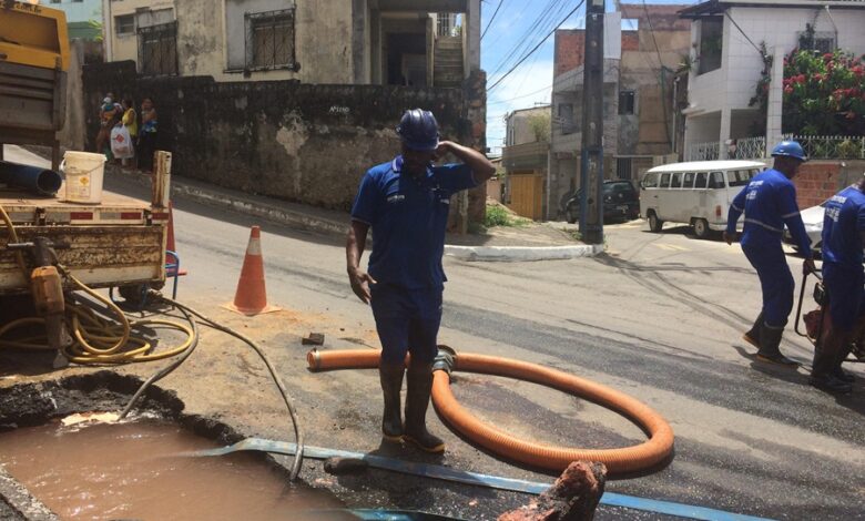 Rede de água estoura no bairro da Santa Cruz