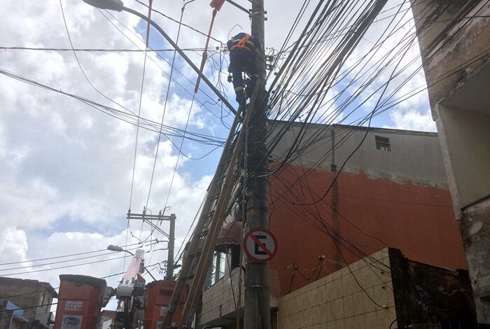 Após denúncias de moradores, Coelba troca postes no Nordeste de Amaralina