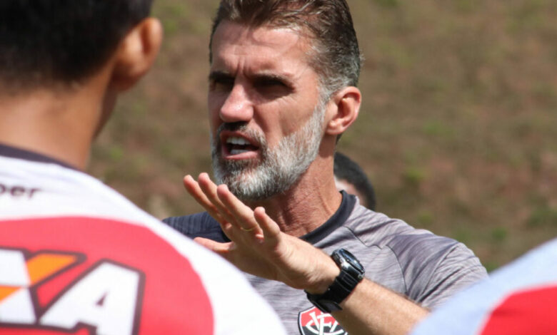 Elenco do Vitória treina visando o Atlântico