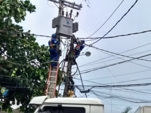 Equipe de manutenção da Coelba realiza uma melhoria na rede elétrica do bairro da Santa Cruz