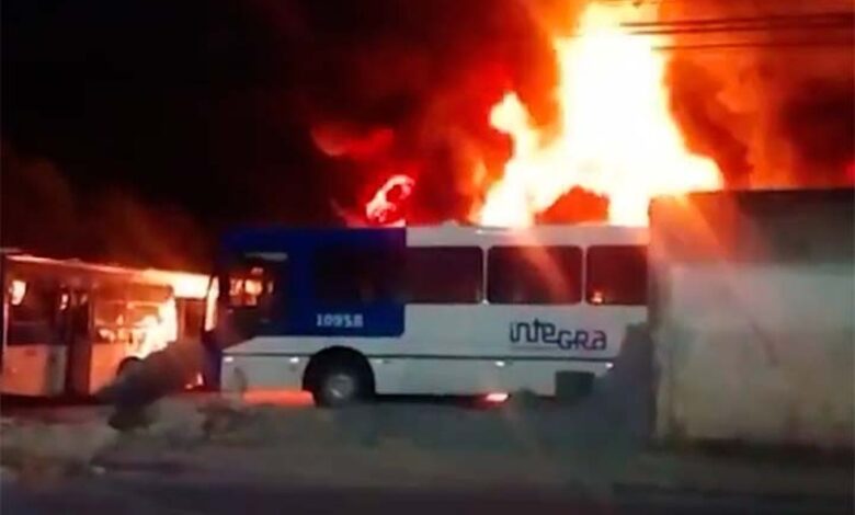 Incêndio em garagem destrói cerca de 60 ônibus em Salvador