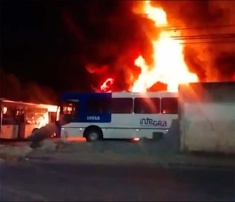 Incêndio em garagem destrói cerca de 60 ônibus em Salvador