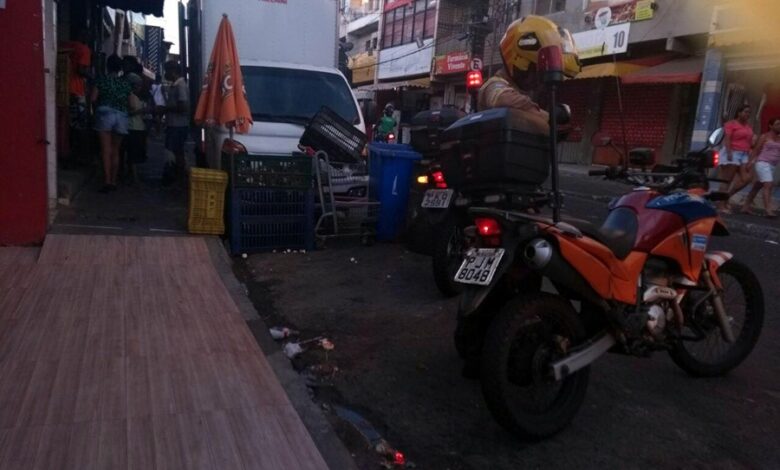 Transalvador intensifica fiscalização contra carros estacionados em passeios no bairro da Santa Cruz.