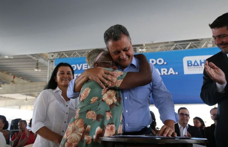Após construção de imóveis, Rui assina contrato com 860 famílias