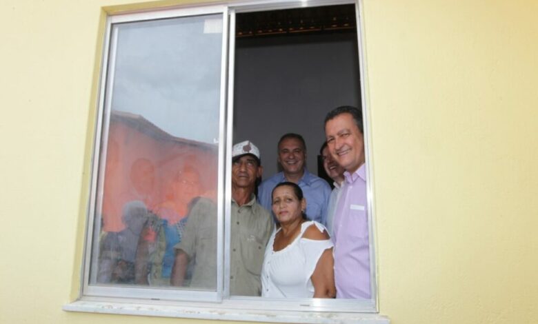 Em Salvador, 137 famílias recebem chaves da casa própria no bairro de Nova Esperança