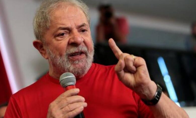 Ex-presidente Lula recebe de volta o seu passaporte