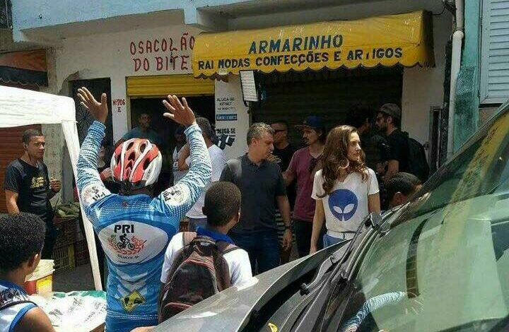 Luciano Huck grava matéria para o Caldeirão do Huck na comunidade da Santa Cruz
