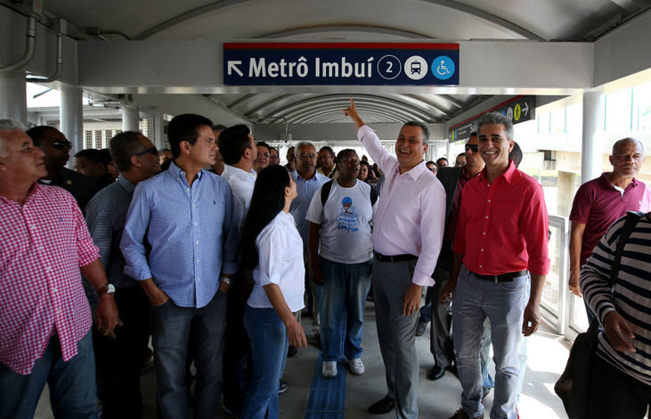 Rui entrega oficialmente a população a Passarela da Estação Imbuí do metrô