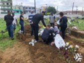 Emoção, dor e saudade no sepultamento da idosa morta durante ação da PMBA no Nordeste de Amaralina